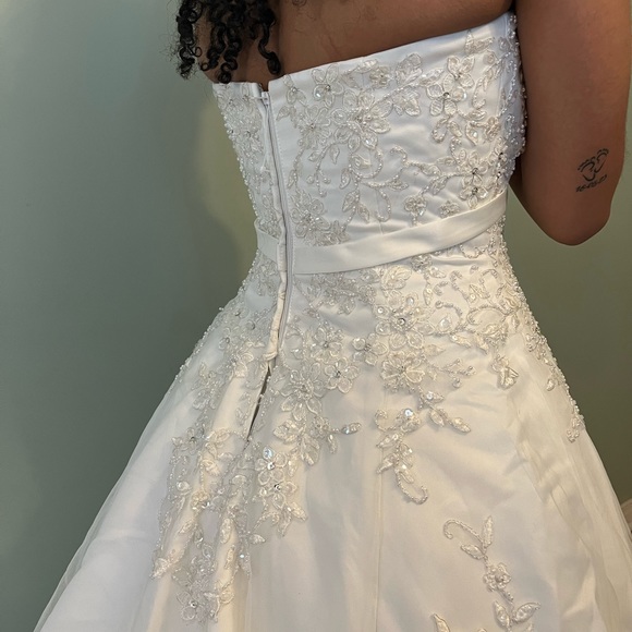 NEVER WORN Affordable Wedding Dress Size 8 - Picture 4 of 8